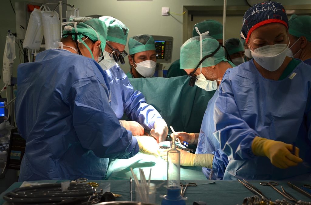 Implantan el primer "corazón artificial" ambulatorio de larga duración en Canarias