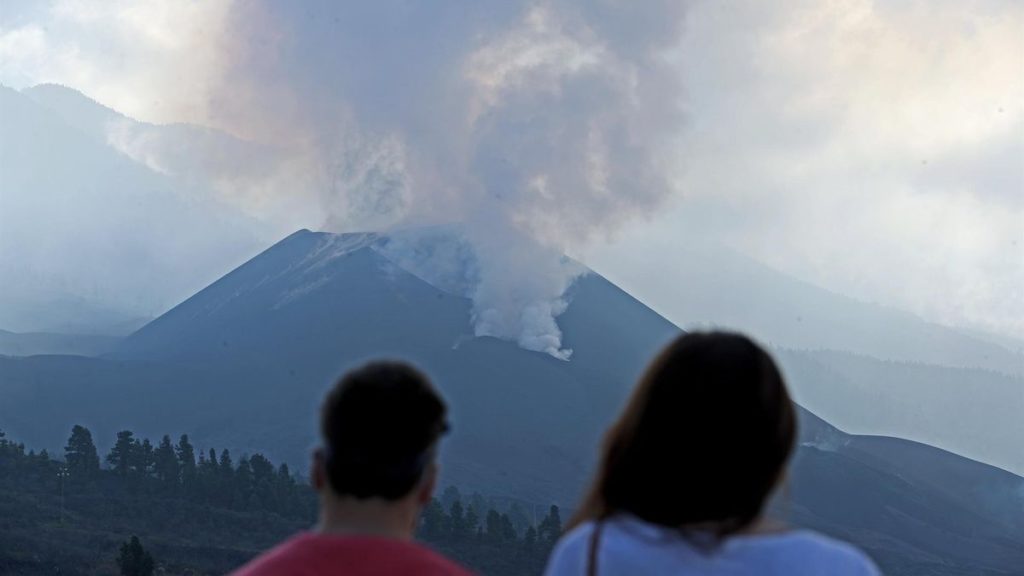 La calidad del aire por el volcán de Cumbre Vieja se está monitorizando al minuto. Elvira Urquijo (Efe)