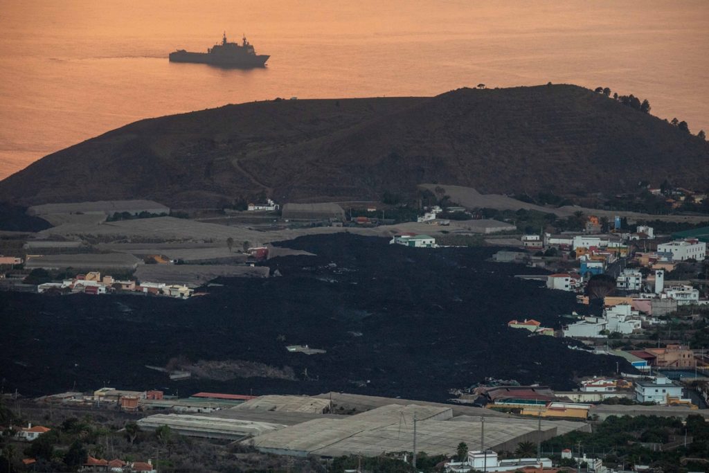 Avance de la lava sobre viviendas, en el valle de Aridane. Kike Rincón / Europa Press