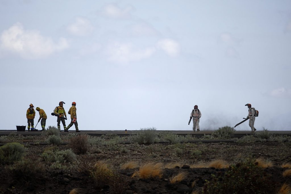 Operarios limpian de cenizas una pista del aeropuerto de la isla de La Palma. EP