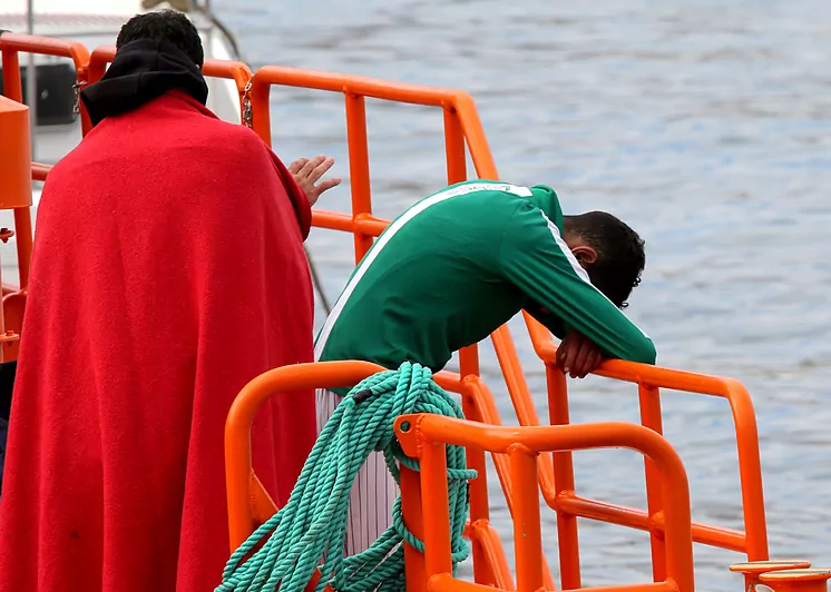 Salvamento rescata a 38 inmigrantes de una patera al sur de Tenerife