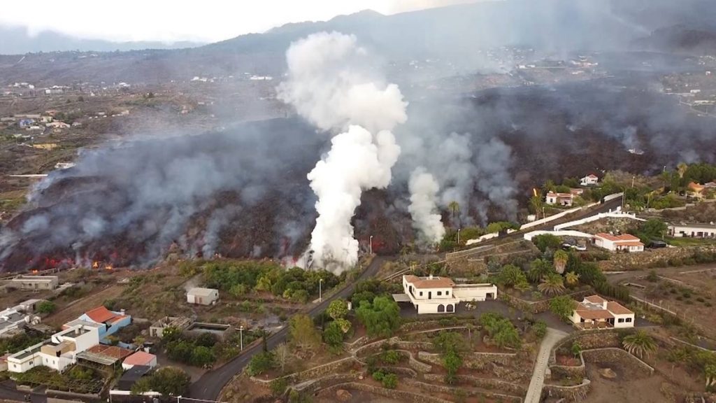 La lava arrasa más de 987 hectáreas y 2.613 construcciones en La Palma