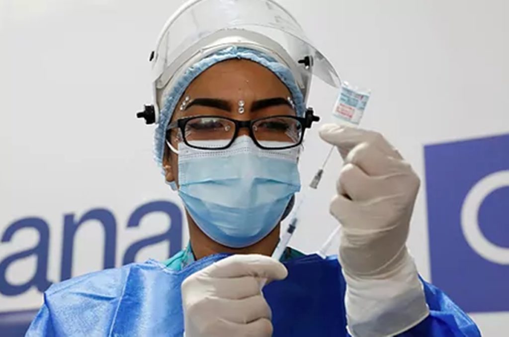 Una enfermera prepara una vacuna.Carlos OrtegaEFE
