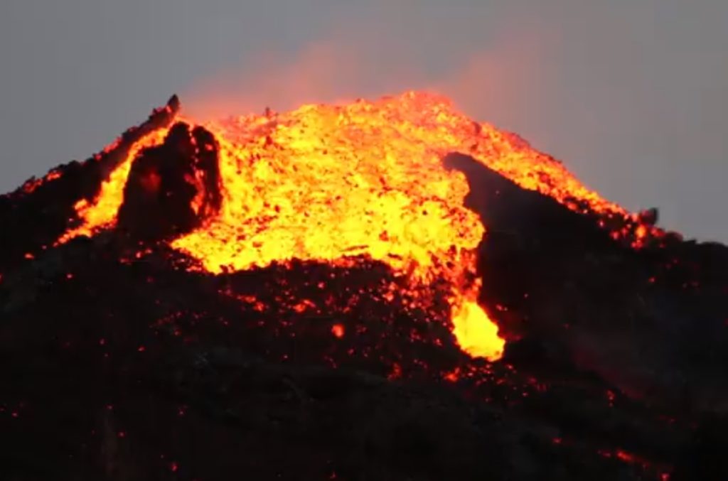 Involcan capta cómo se desborda una nueva colada en el volcán de La Palma