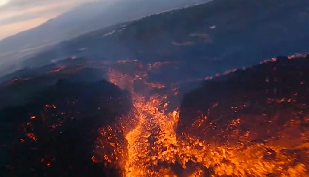 Captura del vídeo de las coladas del volcán de La Palma facilitado por Airmedia360