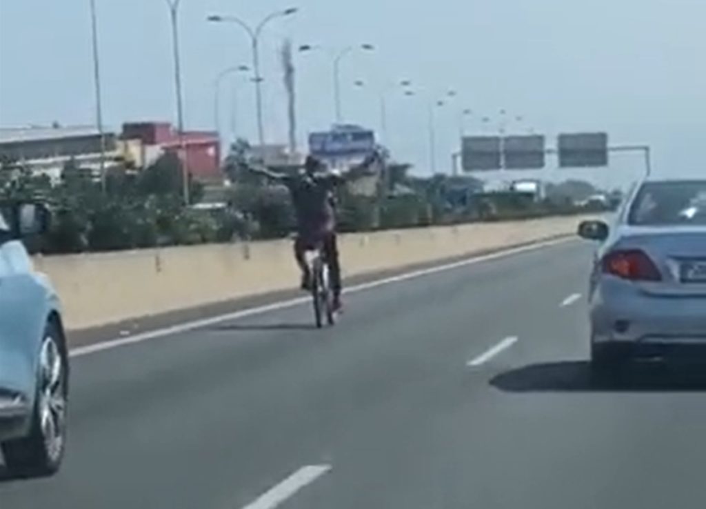 Un ciclista desciende por la TF-5 poniendo su vida en riesgo. Tenerife Vial