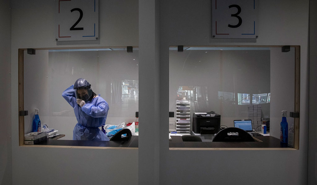 Personal sanitario realizando controles del coronavirus en el Aeropuerto de Schipol de Ámsterdam