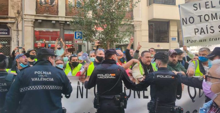 Una protesta de transportistas recibe entre gritos y huevos a Yolanda Díaz en Valencia