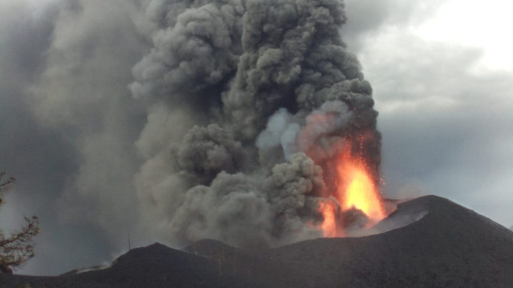 Imagen que presente el volcán de La Palma este domingo. Instituto Geográfico Nacional (IGN)