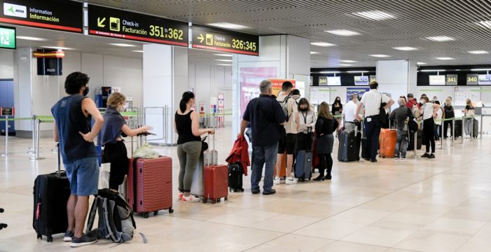 Colas en los aeropuertos: denuncian retrasos de 45 minutos en los controles