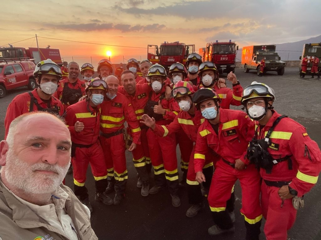 El chef español José Andrés, con miembros de los equipos de emergencia en La Palma | @CHEFJOSEANDRES