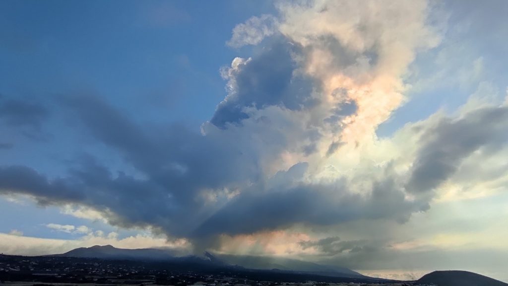 Columna de cenizas del volcán de La Palma elevándose a grandes altitudes