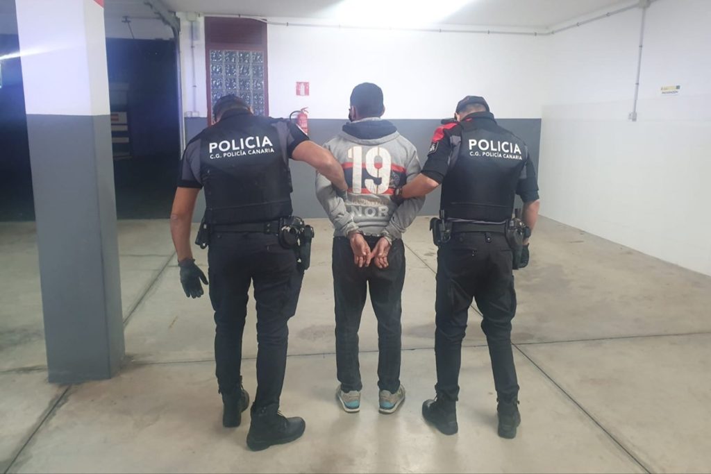 Detienen a hombre que perseguía a su expareja con destornilladores y piedras. Policía Canaria (Twitter)