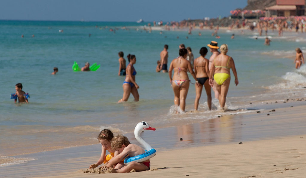 Canarias recibe 900.683 turistas internacionales en julio, un 306,9% más que hace un año