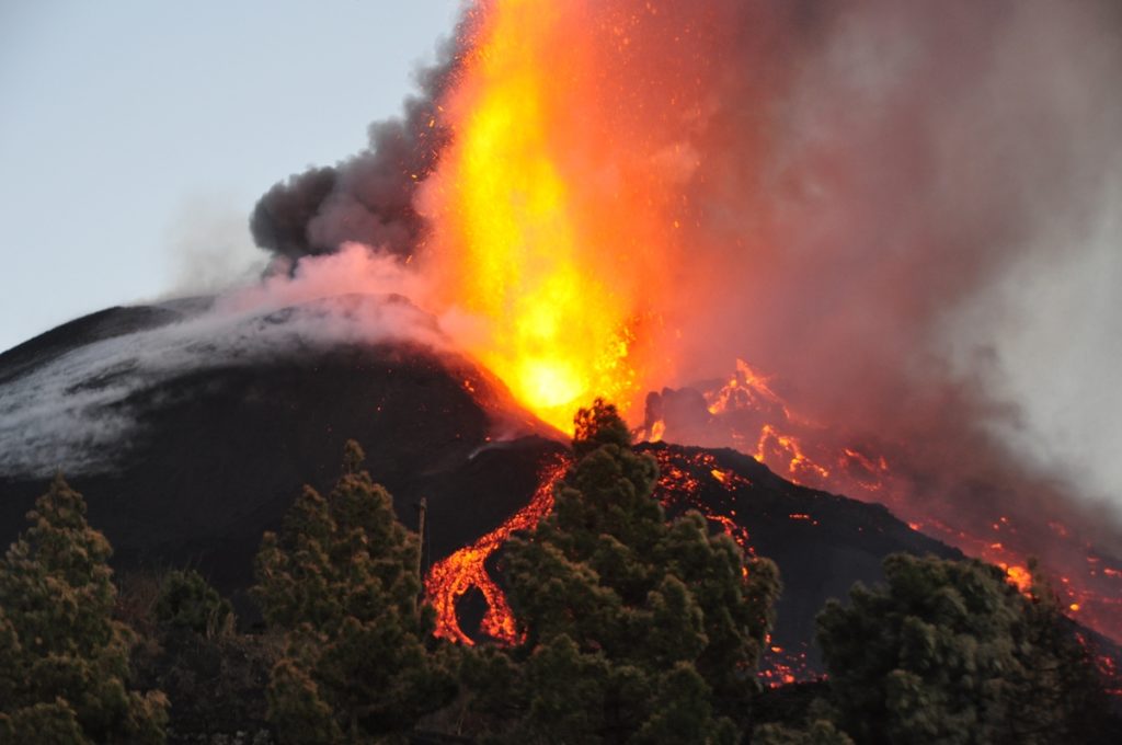 Un tercio del volcán Tajogaite se desplomó súbitamente