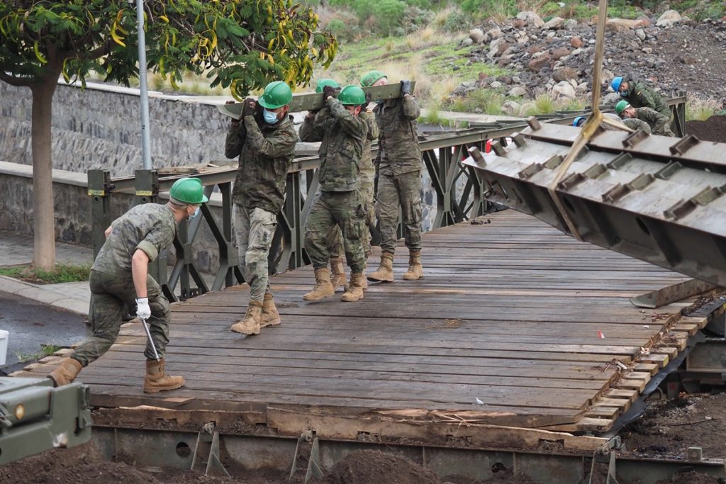 Los efectivos trabajan para retirar el puente colocado en julio. / Sergio Méndez