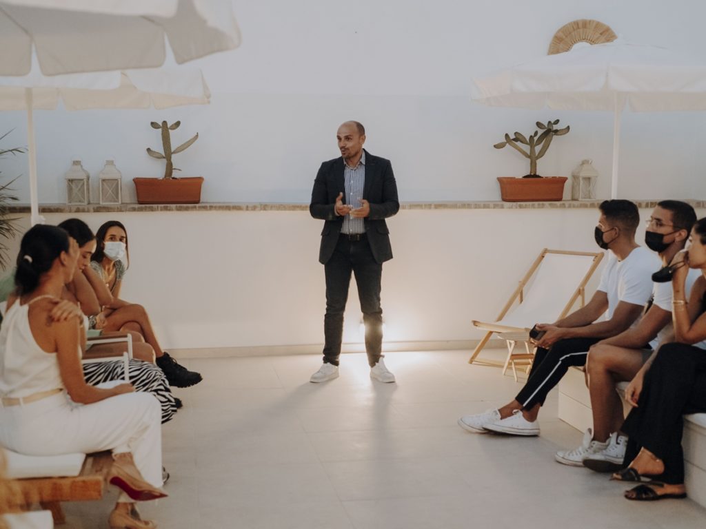 Alfonso Cabello, durante el encuentro con los ‘microinfluencers’ encargados de promocionar Santa Cruz en redes.