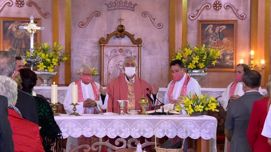 El obispo de la diócesis Nivariense, el palmero Bernardo Álvarez, oficia la misa en la iglesia de la Sagrada Familia de Tajuya. DA