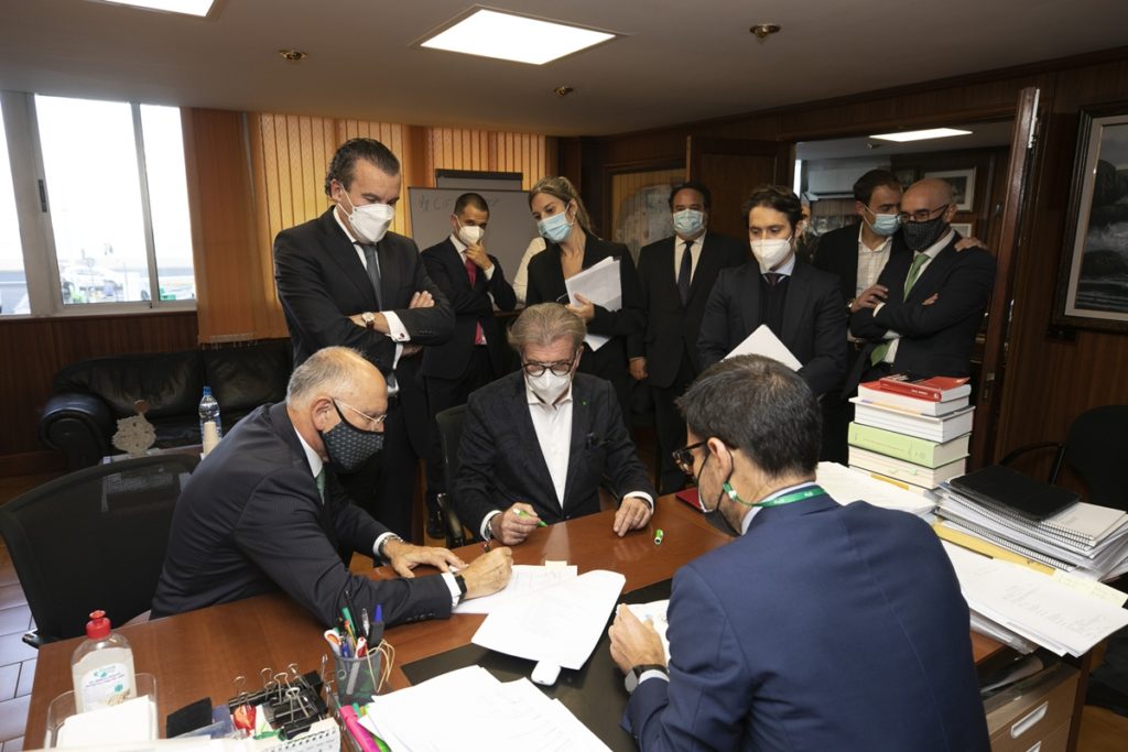 Imagen de la firma con los representantes de las entidades bancarias.