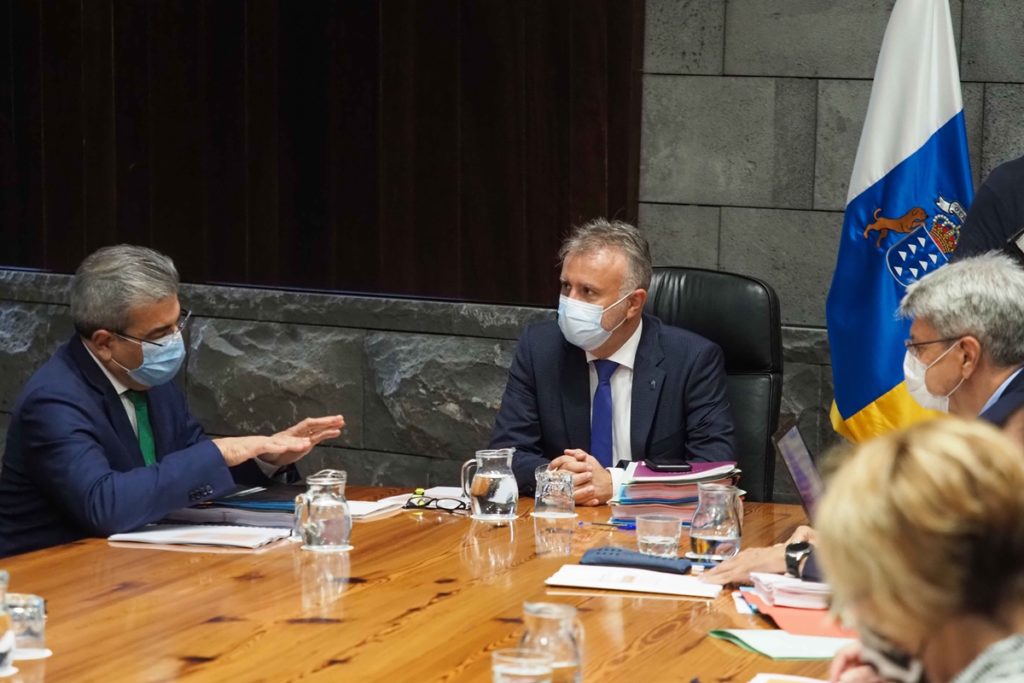 El presidente del Gobierno, Ángel Víctor Torres (centro), y el consejero de Economía, Román Rodríguez, en un Consejo de Gobierno. | DA