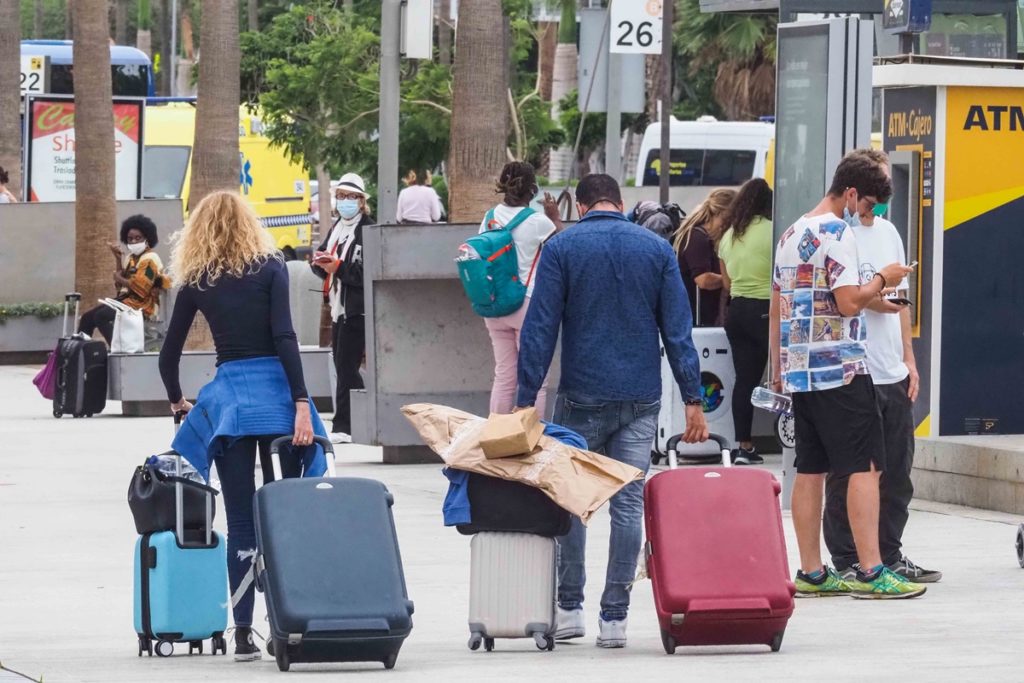 Imagen de turistas llegando al aeropuerto del sur de Tenerife. DA