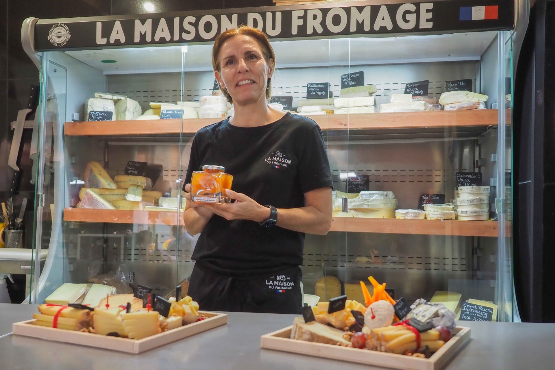 Quesos franceses y suizos con muchas tablas