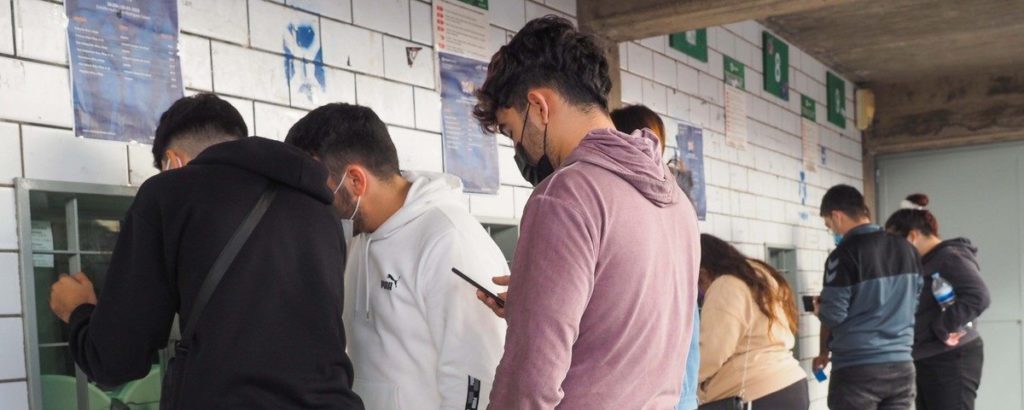 Aficionados del Tenerife adquiriendo sus entradas para el derbi ante Las Palmas. Sergio Méndez