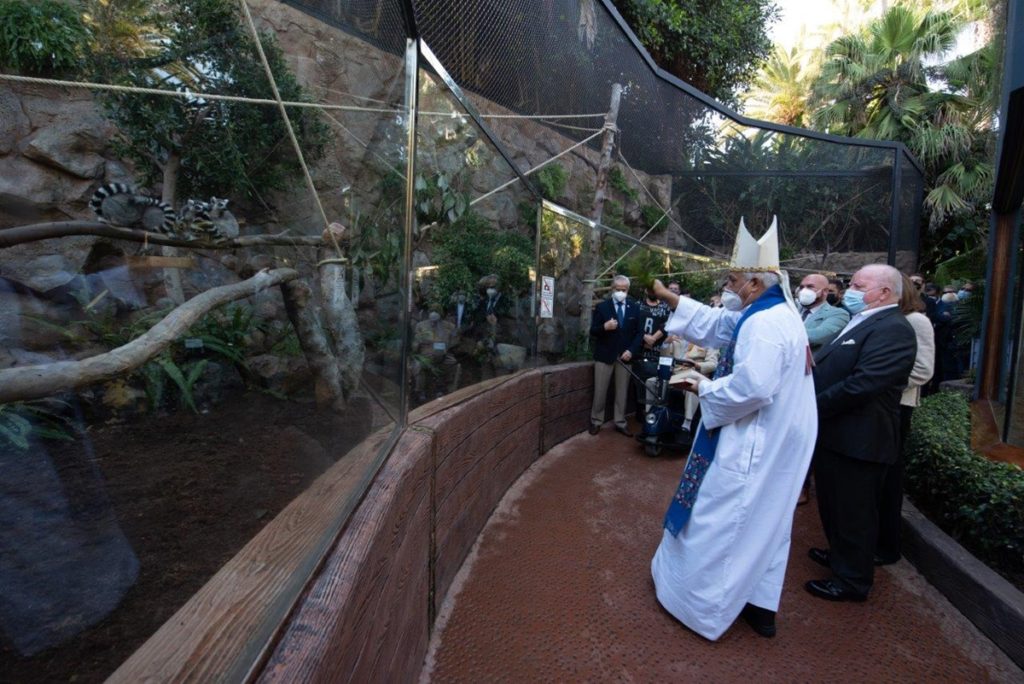 El obispo Bernardo Álvarez bendijo el nuevo espacio para los lémures de cola anillada.