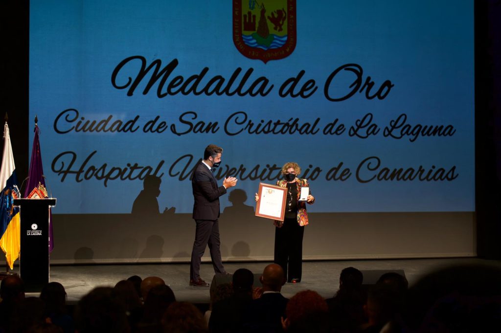 El alcalde de La Laguna, Luis Yeray Gutiérrez, hizo entrega de la Medalla de Oro a la gerente del HUC, Mercedes Cueto. / DA