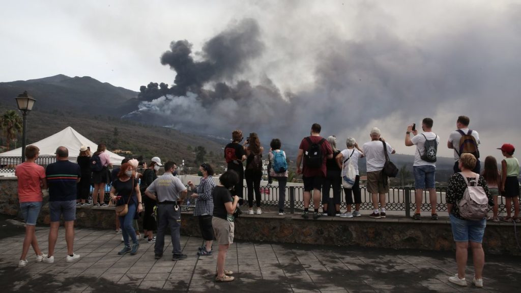 Visitantes llegan al mirador de Tajuya para fotografiar el volcán. (ALEJANDRO RAMOS)