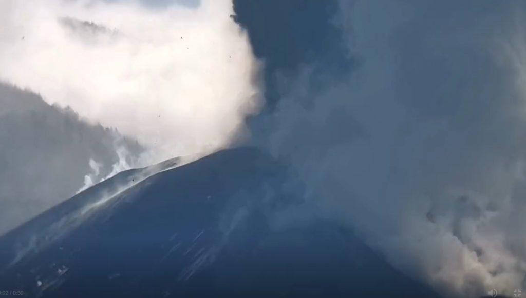 Captura del vídeo en el que se aprecian las bombas volcánicas que expulsa el volcán este domingo. Itahiza Domínguez (IGN)