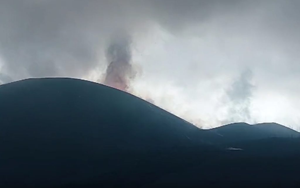 El volcán vuelve a rugir con fuerza y expulsa piroclastos incandescentes. Rubén López (IGN)