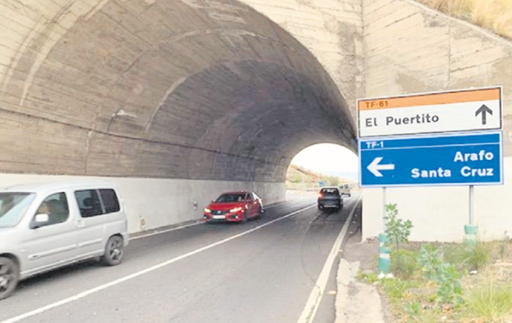 El túnel de acceso a El Puertito apenas tiene arcén para peatones.