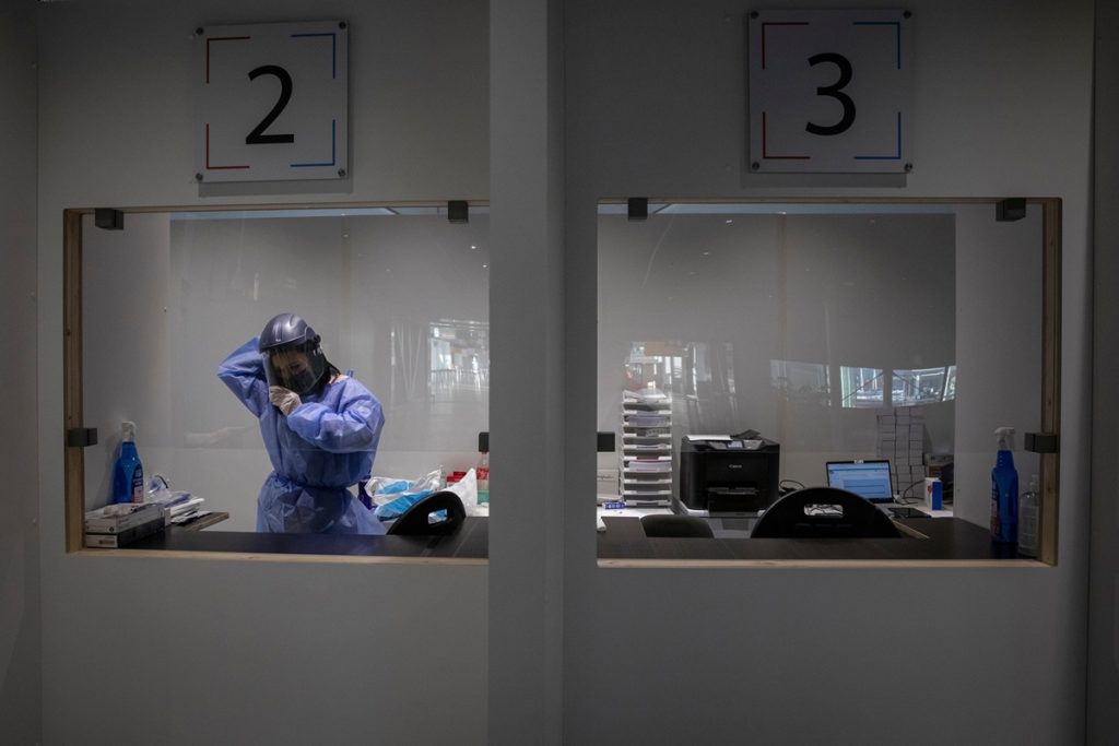 Personal sanitario realizando controles del coronavirus en el Aeropuerto de Schipol de Ámsterdam