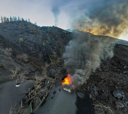 Los científicos que monitorizan la actividad volcánica en La Palma analizan si el repunte en la emisión de lava y cenizas del domingo, antes de recuperarse la estabilidad, es un episodio aislado o una reactivación de las erupciones. | I Love The World