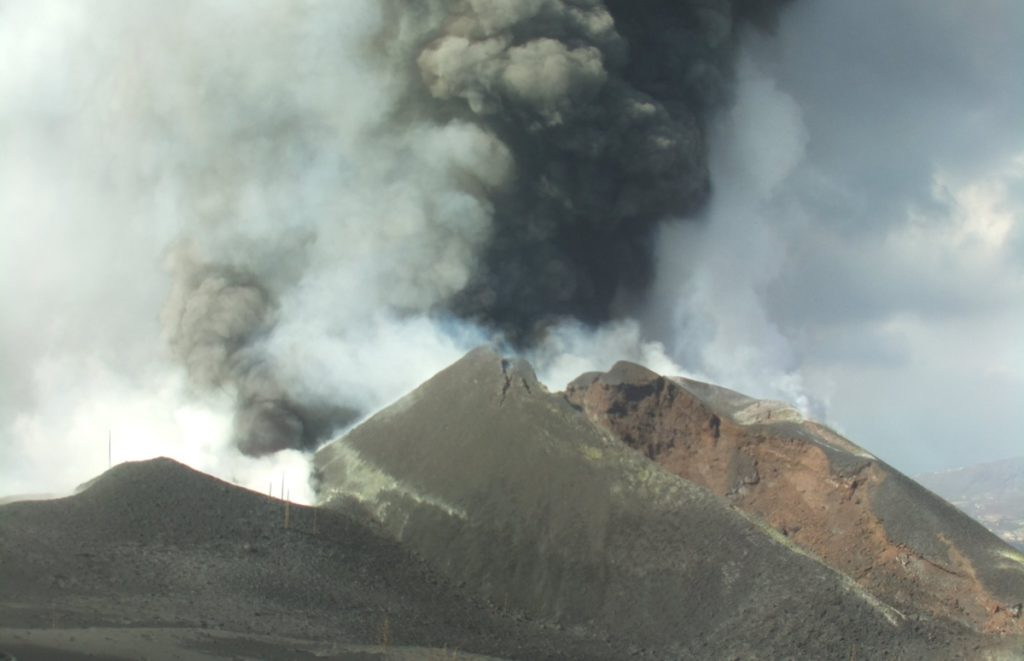 La erupción del volcán de La Palma este domingo. Itahiza Domínguez (IGN)