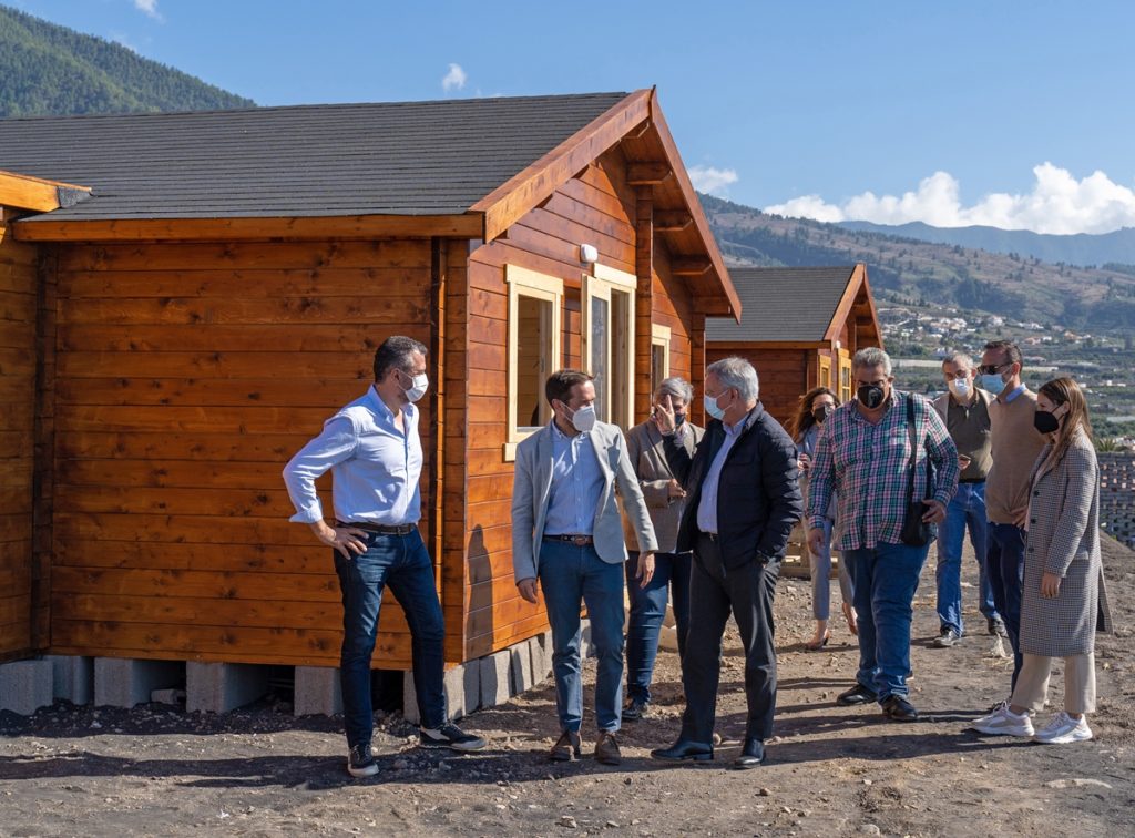 Los alcaldes, el consejero y el titular del Cabildo, en la visita a la parcela de El Jable, donde se instalan viviendas prefabricadas de madera. DA