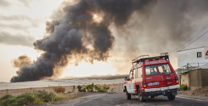 Los bomberos dan por controlado el incendio en un desguace en Granadilla