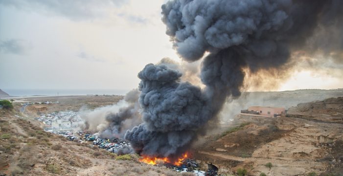 Un espectacular incendio en un desguace tinerfeño provoca una nube tóxica en el Sur