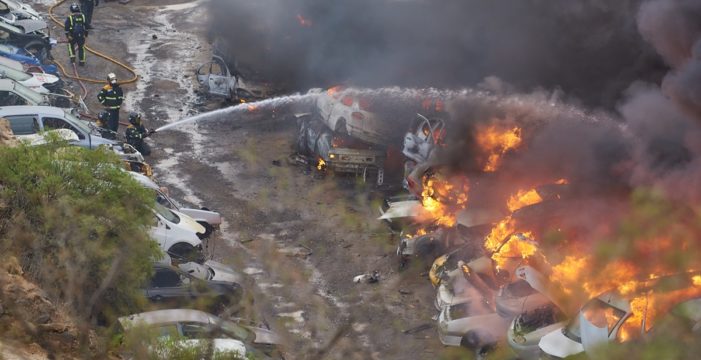 El incendio en el desguace de Granadilla, prácticamente bajo control