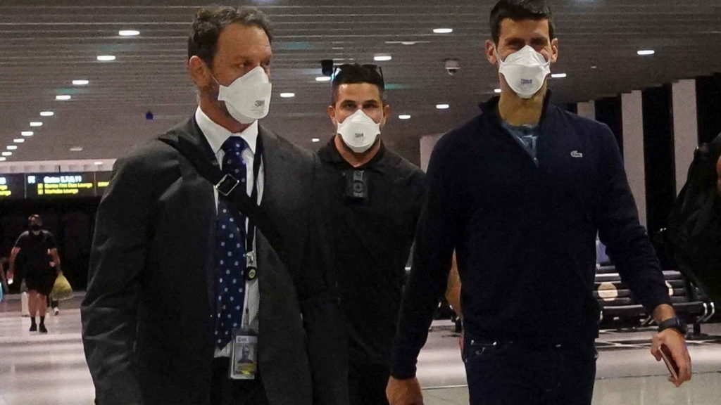Novak Djokovic, en el aeropuerto de Melbourne después de que se cancelase su visado | Reuters / El Español