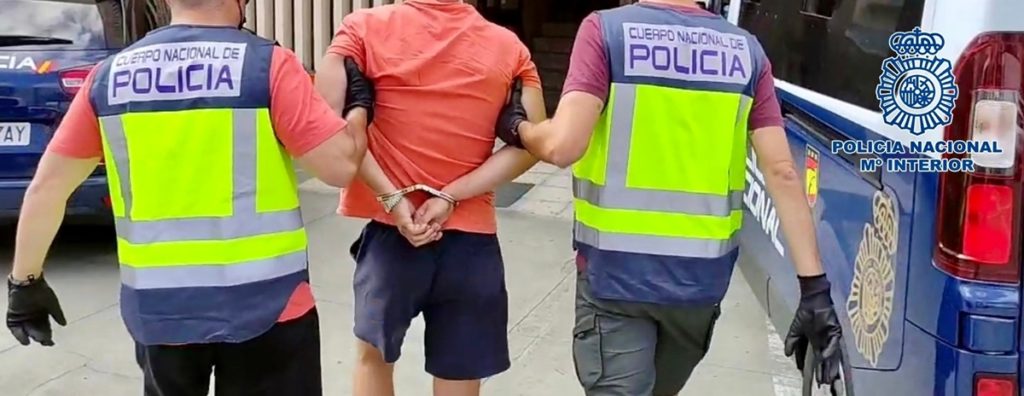 Dos agentes de la Policía Nacional acompañan a un detenido (Imagen de archivo). EP