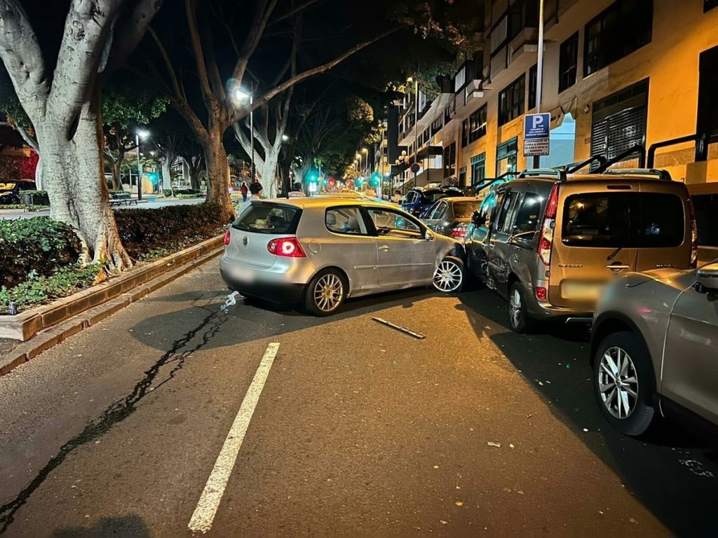 Un conductor, bajo los efectos del alcohol, colisiona contra varios coches estacionados en Santa Cruz de Tenerife. Policía Local