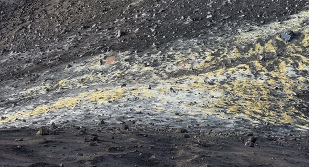 Desgasificación y depósitos de azufre en los "cráteres de la plata" de La Palma. Rubén López (Twitter)