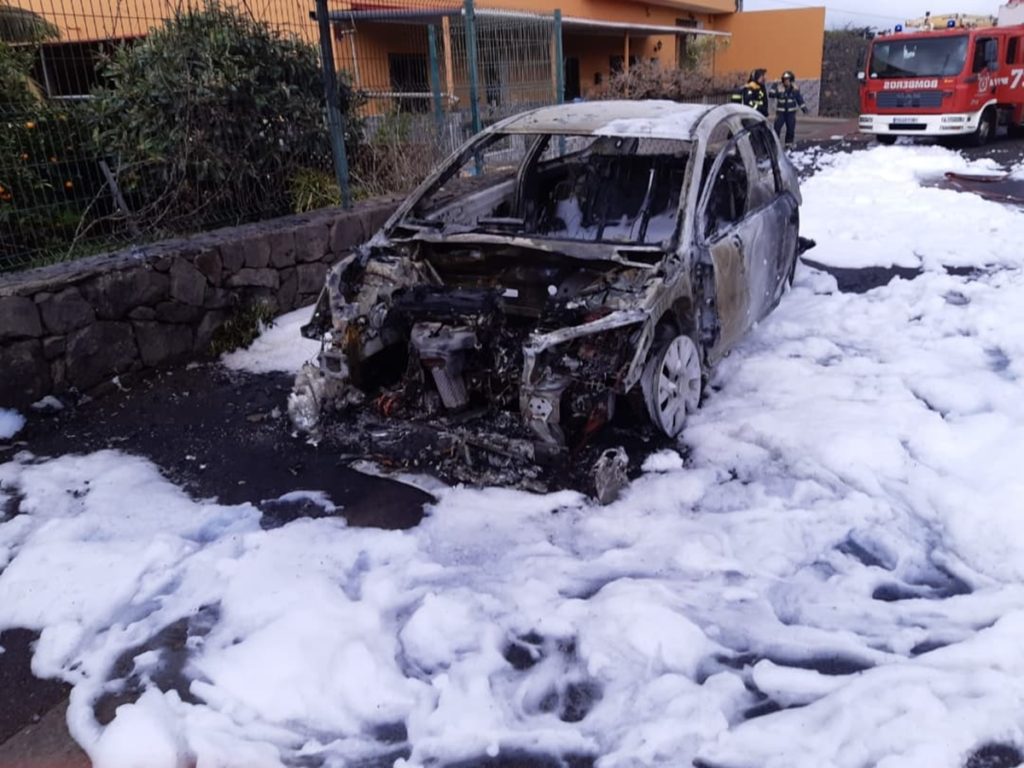 Un vehículo queda completamente calcinado en La Esperanza. Bomberos de Tenerife