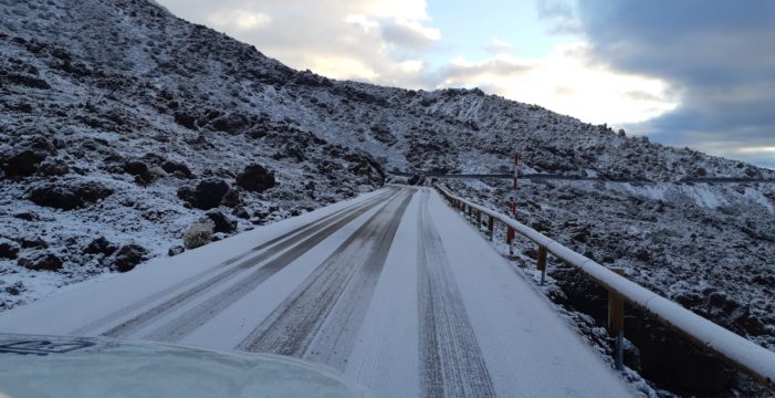 Cerrados dos accesos principales al Teide por la nieve