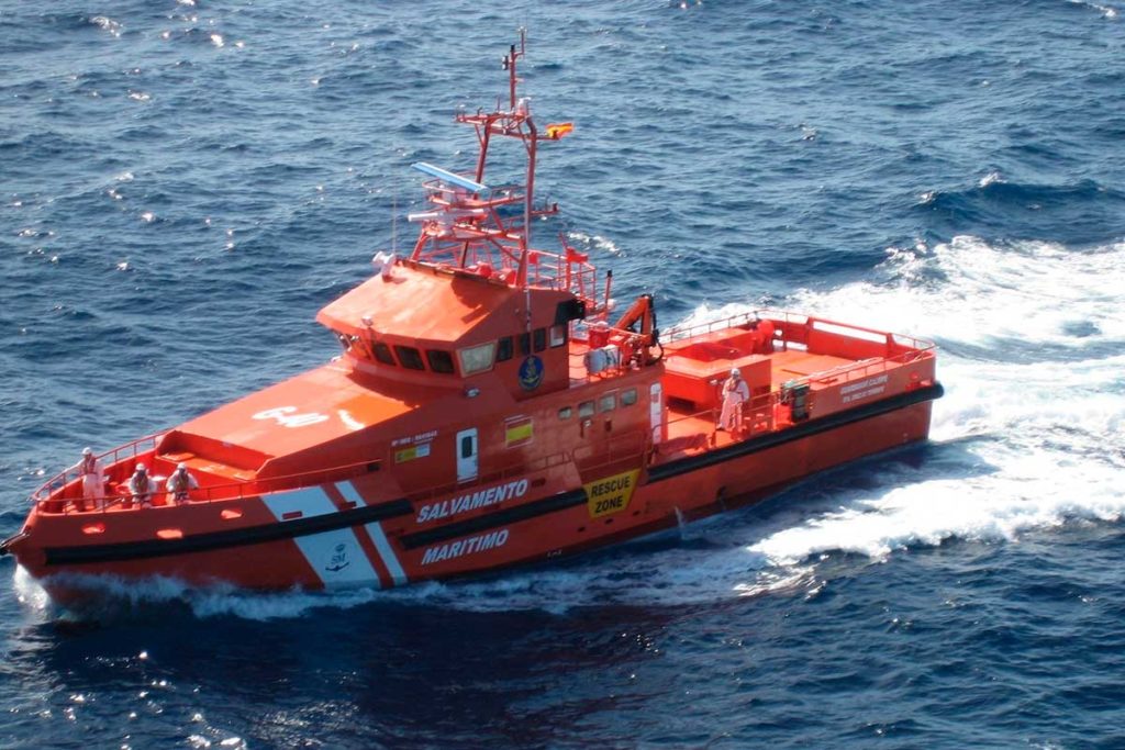 Rescatada una neumática con 31 personas en aguas de Lanzarote