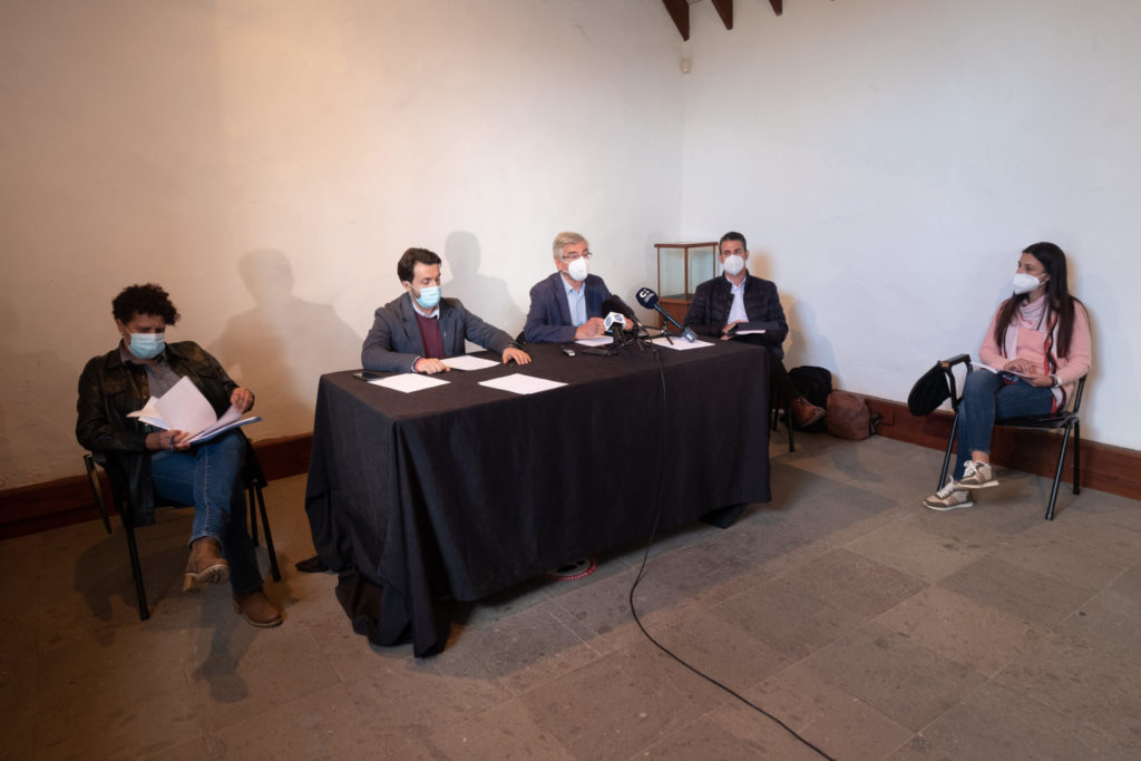 Candelaria Dorta, José Caro, Álvaro Dávila, Carlos Medina y Sandra Ramos, ayer en rueda de prensa. Fran Pallero