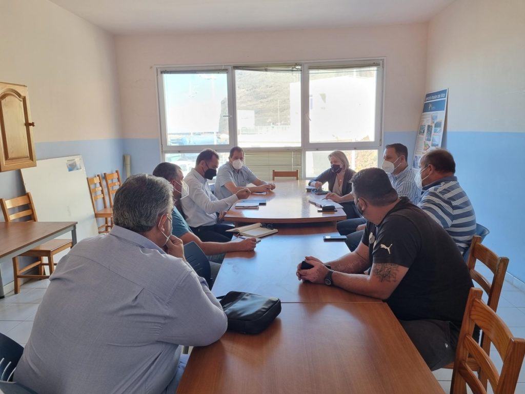 Alicia Vanoostende mantuvo una reunión con técnicos y miembros de la cofradía de pescadores de Tazacorte. DA