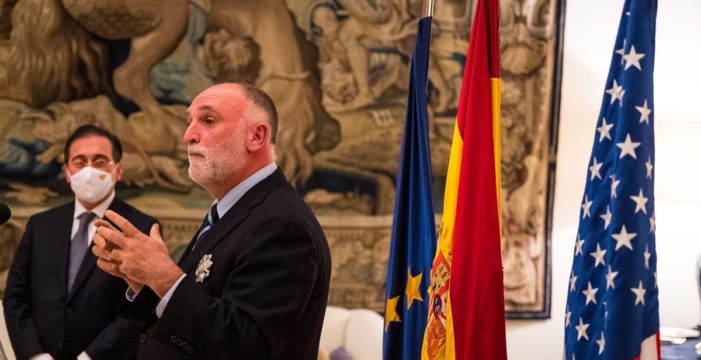 El chef José Andrés recibe la Orden del Mérito Civil “por su labor en momentos de crisis”